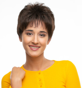 Kupno nowej peruki: stacjonarnie czy online?